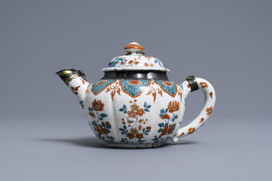 Une th&eacute;i&egrave;re couverte en fa&iuml;ence de Delft polychrome petit feu et dor&eacute;, d&eacute;but du 18&egrave;me