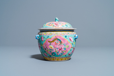 Un bol couvert de type 'kamcheng' en porcelaine de Chine famille rose pour le march&eacute; Straits ou Peranakan, 19&egrave;me