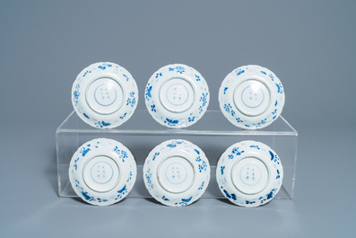 Une collection de tasses et soucoupes et deux verseuses en porcelaine de Chine et de Japon en bleu et blanc, Wanli et apr&egrave;s