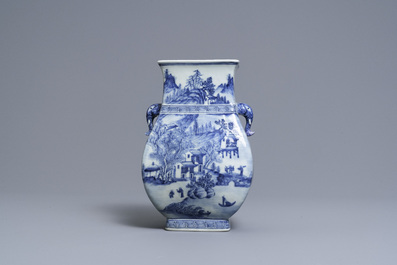 Een Chinese blauw-witte vaas met olifantenoren, Qianlong