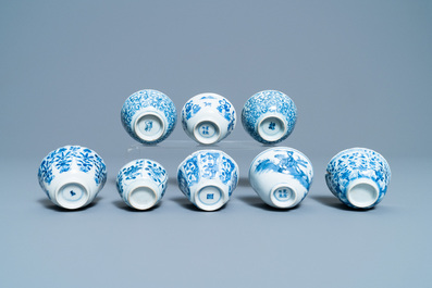 18 Chinese blauw-witte schotels en 17 koppen, Kangxi en later