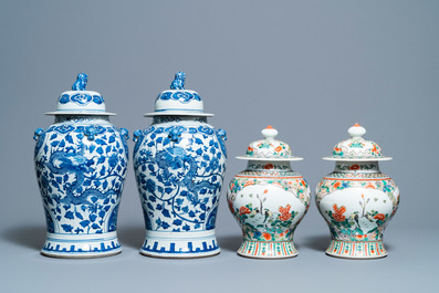 Deux paires de vases couverts en porcelaine de Chine en bleu et blanc et famille verte, 19/20&egrave;me