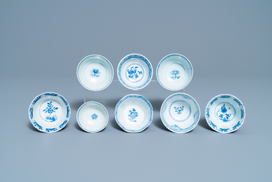 18 soucoupes et 17 tasses en porcelaine de Chine en bleu et blanc, Kangxi et apr&egrave;s