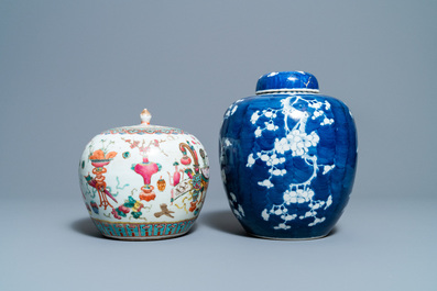 Quatre th&eacute;i&egrave;res et deux pots couverts en porcelaine de Chine, 19/20&egrave;me