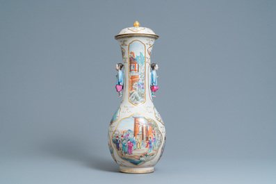 Un vase couvert en porcelaine de Chine famille rose &agrave; d&eacute;cor mandarin, Qianlong