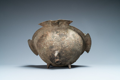 Een Perzische bronzen driepotige ketel, Khorasan, Iran, 12/13e eeuw