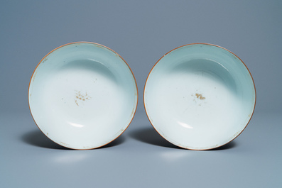 Drie Chinese monochrome blauwe kommen met verguld decor, Kangxi