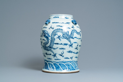 Un vase en porcelaine de Chine en bleu et blanc &agrave; d&eacute;cor de dragons, 19&egrave;me