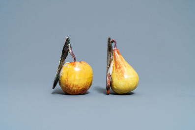 Un mod&egrave;le d'une pomme et un d'une poire en fa&iuml;ence de Delft polychrome, 18&egrave;me