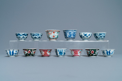 Treize tasses et soucoupes en porcelaine de Chine en bleu et blanc, famille verte et famille rose, Kangxi/Qianlong