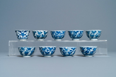 Une collection de tasses et soucoupes et deux verseuses en porcelaine de Chine et de Japon en bleu et blanc, Wanli et apr&egrave;s