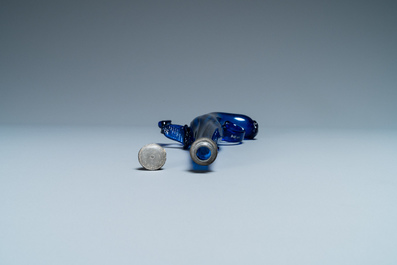 Un flacon en forme de pistolet en verre bleu de cobalt, Belgique ou Pays-Bas, 17&egrave;me