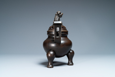 Un br&ucirc;le-parfum tripod couvert en bronze, Chine, marque de Qianlong, 19/20&egrave;me