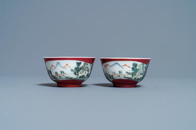 Une paire de tasses et soucoupes en porcelaine de Chine famille rose &agrave; fond rouge de rubis, Yongzheng