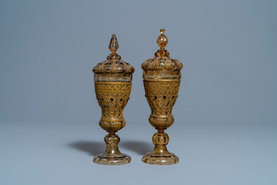 Een paar Oost-Europese of Russische met koper en glas ingelegde glazen dekselbokalen, 19e eeuw
