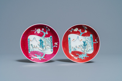 Une paire de tasses et soucoupes en porcelaine de Chine famille rose &agrave; fond rouge de rubis, Yongzheng