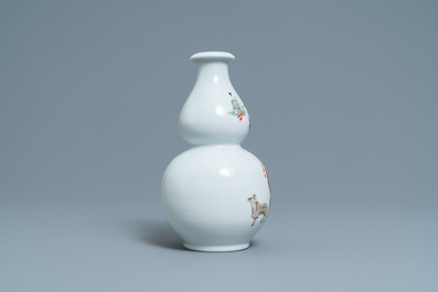 Un vase de forme double gourde en porcelaine de Chine &agrave; d&eacute;cor d'un berger de ch&egrave;vres, marque de Qianlong, R&eacute;publique