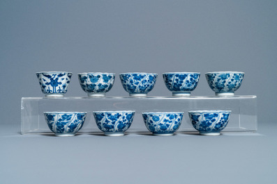 Een collectie Chinese en Japanse blauw-witte koppen en schotels en twee kannen, Wanli en later