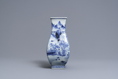 Een Chinese blauw-witte vaas met olifantenoren, Qianlong