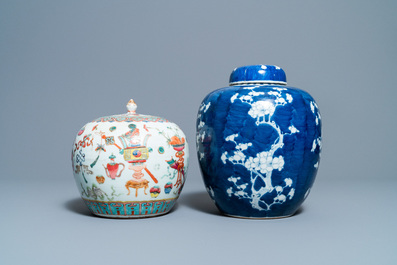 Quatre th&eacute;i&egrave;res et deux pots couverts en porcelaine de Chine, 19/20&egrave;me