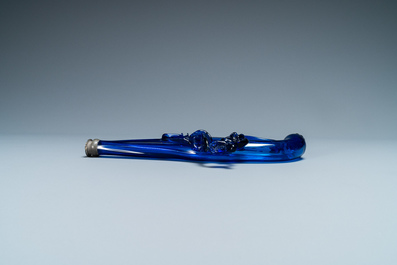 Un flacon en forme de pistolet en verre bleu de cobalt, Belgique ou Pays-Bas, 17&egrave;me