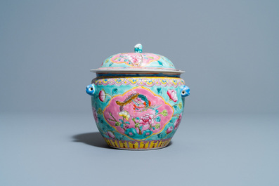 Un bol couvert de type 'kamcheng' en porcelaine de Chine famille rose pour le march&eacute; Straits ou Peranakan, 19&egrave;me