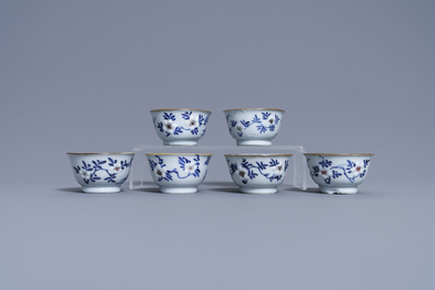 Six tasses et soucoupes en porcelaine de Chine en bleu, blanc et rouge de cuivre, Kangxi