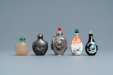 Five Chinese agate, porcelain and silver snuff bottles, 19/20th C.