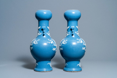 Une paire de vases en porcelaine de Chine en bleu monochrome d&eacute;cor&eacute;s en engobe blanche, Chine, 19&egrave;me