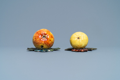 Een polychroom Delfts model van een appel en &eacute;&eacute;n van een peer, 18e eeuw