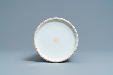 Un porte-chapeau ajour&eacute; en porcelaine de Chine qianjiang cai, 19&egrave;me