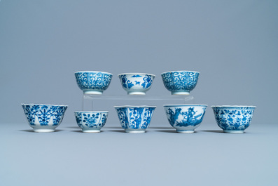 18 soucoupes et 17 tasses en porcelaine de Chine en bleu et blanc, Kangxi et apr&egrave;s