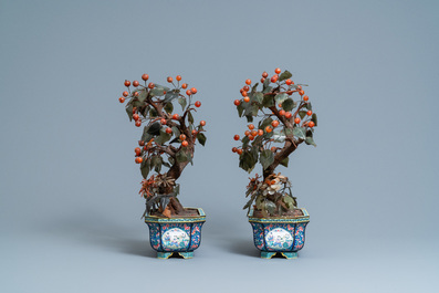 Une paire de grandes jardini&egrave;res en &eacute;maux de Canton aux arbres en jade et pierres dures, Chine, 19&egrave;me