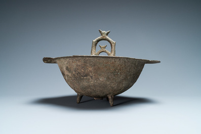 Een Perzische bronzen driepotige ketel, Khorasan, Iran, 12/13e eeuw