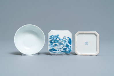 Une assiette, un bol et une bo&icirc;te couverte en porcelaine de Chine en bleu et blanc, marques de Guangxu et Qianlong, 19/20&egrave;me