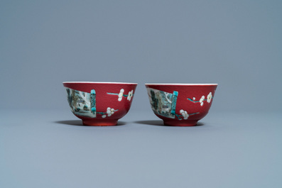 Une paire de tasses et soucoupes en porcelaine de Chine famille rose &agrave; fond rouge de rubis, Yongzheng