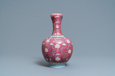 Un vase de forme bouteille en porcelaine de Chine &agrave; fond rouge de rubis, marque de Qianlong, 19/20&egrave;me
