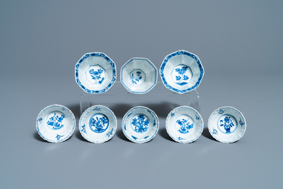 Dix-neuf tasses et vingt-et-un soucoupes en porcelaine de Chine en bleu et blanc, Kangxi et apr&egrave;s