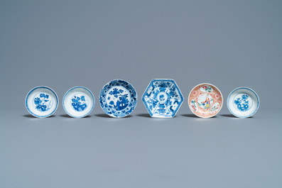 Treize tasses et soucoupes en porcelaine de Chine en bleu et blanc, famille verte et famille rose, Kangxi/Qianlong