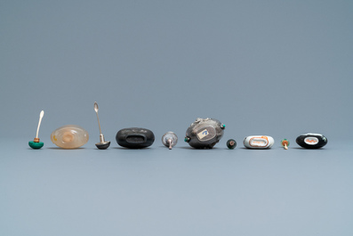 Five Chinese agate, porcelain and silver snuff bottles, 19/20th C.