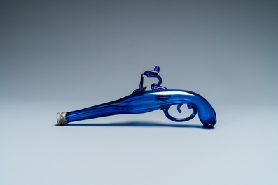 Un flacon en forme de pistolet en verre bleu de cobalt, Belgique ou Pays-Bas, 17&egrave;me