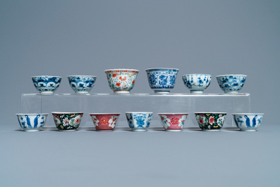 Treize tasses et soucoupes en porcelaine de Chine en bleu et blanc, famille verte et famille rose, Kangxi/Qianlong