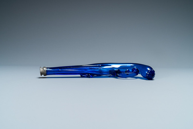 Een kobaltblauwe glazen flacon in de vorm van een pistool, Belgi&euml; of Nederland, 17e eeuw