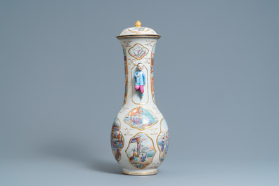 Un vase couvert en porcelaine de Chine famille rose &agrave; d&eacute;cor mandarin, Qianlong