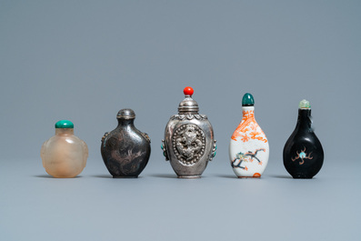 Five Chinese agate, porcelain and silver snuff bottles, 19/20th C.