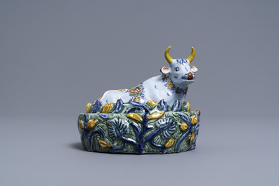 Een polychrome Delftse botervloot in de vorm van een koe, 18e eeuw