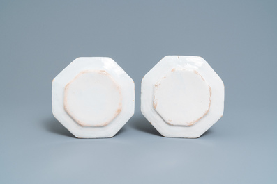 Une paire d'assiettes de forme octagonale en fa&iuml;ence de Delft en bleu et blanc, 18&egrave;me