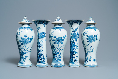 Une garniture de cinq vases en porcelaine de Chine en bleu et blanc &agrave; d&eacute;cor floral, Qianlong