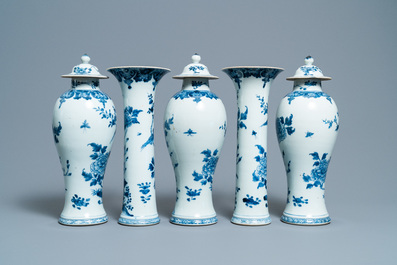 Een Chinees vijfdelig blauw-wit kaststel met floraal decor, Qianlong