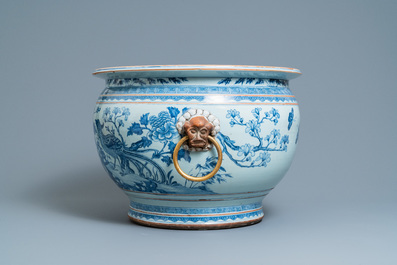 Een grote Chinese blauw-witte vissenkom met vergulde bronzen ringen, Qianlong